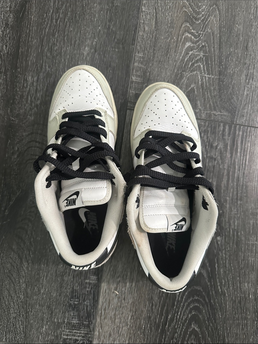 Nike Men’s White and Black Low-Top Sneakers